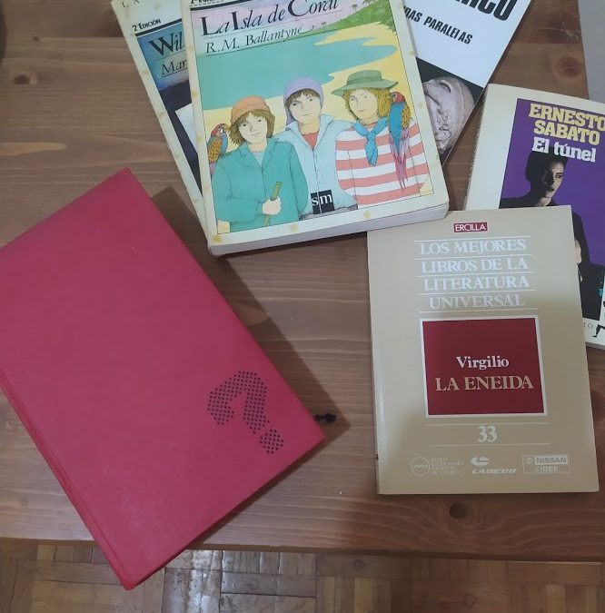 Libros abandonados en la acera